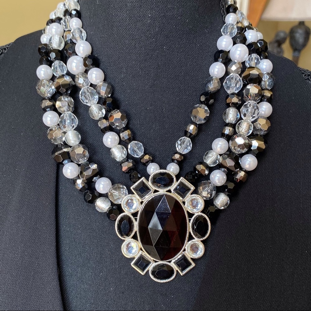 White House Black Market Black Faux Pearl Statement Necklace - Picture 4 of 11